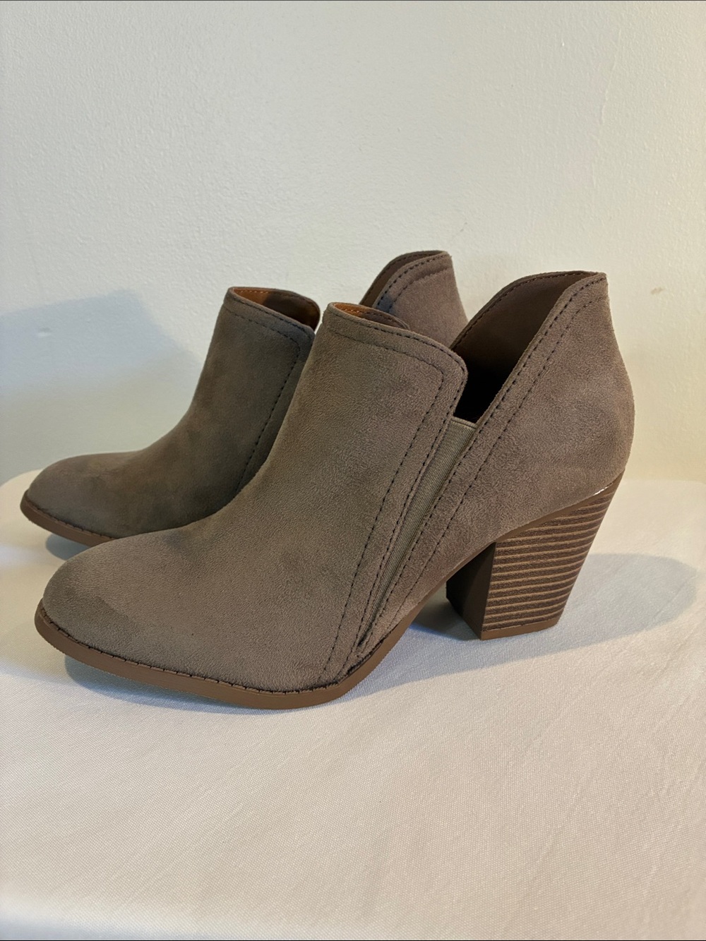 NWOB Y Not? Faux taupe suede slip on ankle booties chunky block heel boots 7.5
